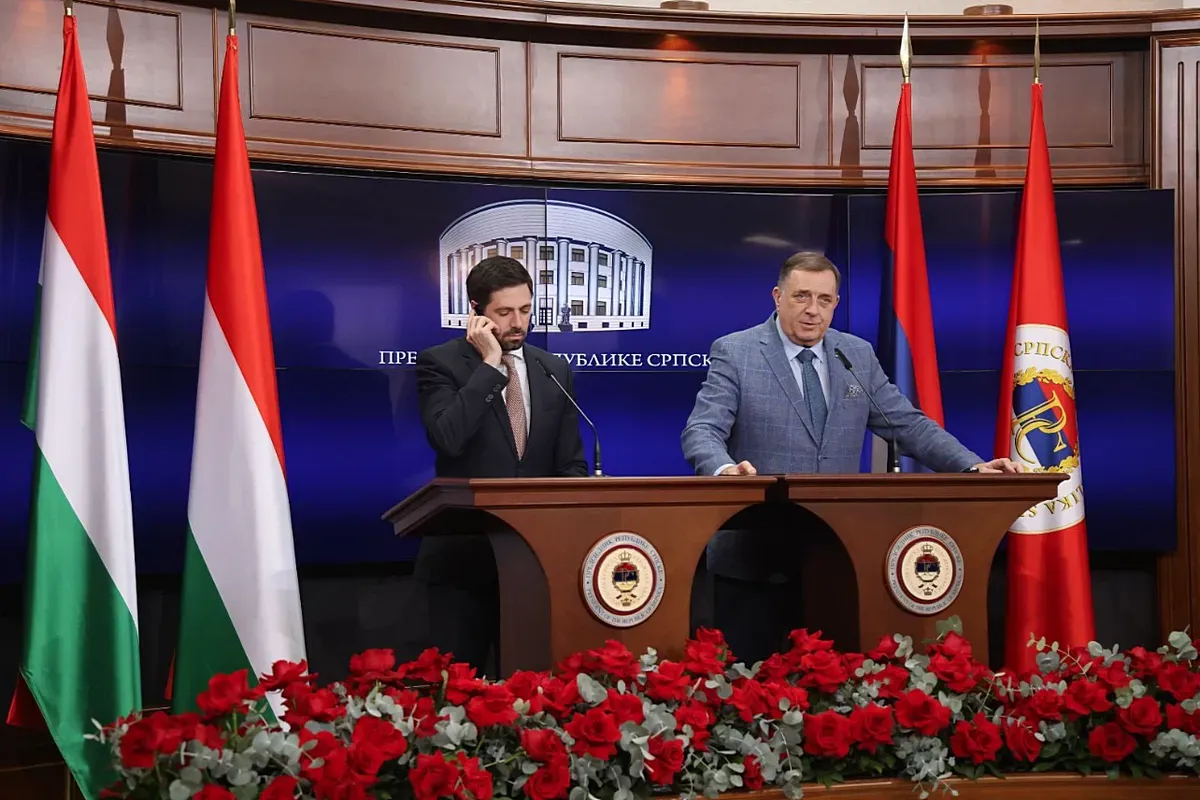 A boszniai Szerb Köztársaságban kimondottan rózsás a helyzet. Milorad Dodik és Magyar Levente közös sajtótájékoztatója Banja Lukában, amely miatt bekérették a magyar nagykövetet