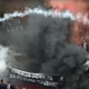 Az ellenzék vörös és fekete füstbombákat aktivált a teremben, ezzel is utalva a vörös-fekete koalícióra, piros-fehér-zöld füstbomba nem volt