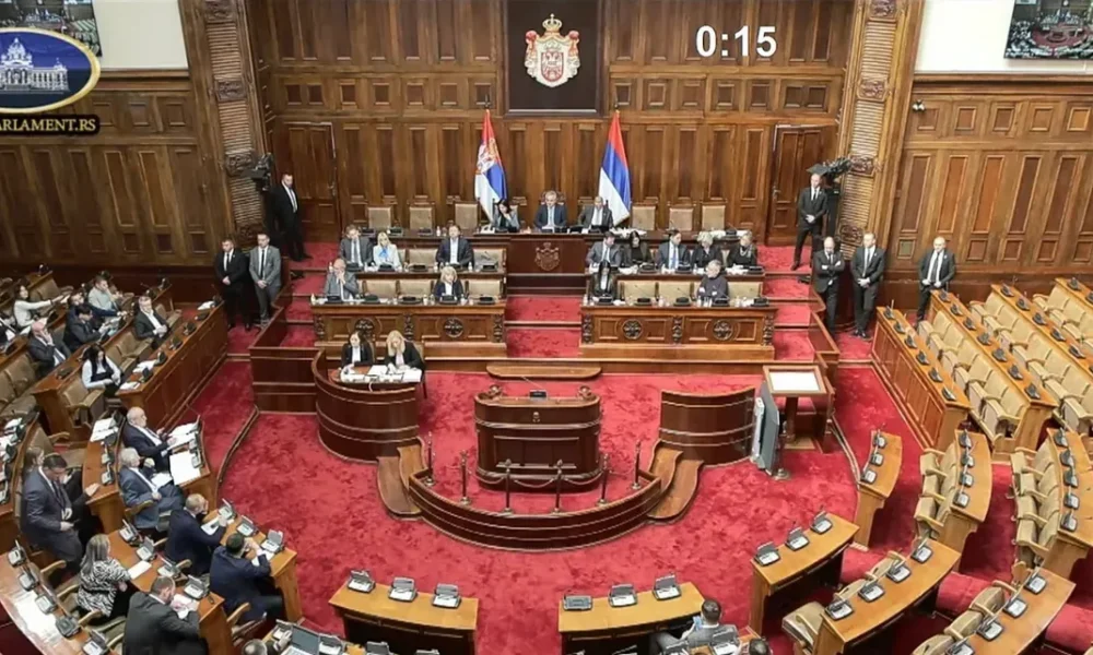 A tegnapi káosz után az ellenzéki parlamenti képviselők bojkottálják a parlament mai ülését
