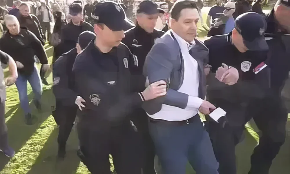Nemanja Šarović újságíró letartóztatása a szerb parlamenttel szembeni, az elnöki palotánál lévő Úttörő parkban (Screenshot)
