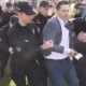 Nemanja Šarović újságíró letartóztatása a szerb parlamenttel szembeni, az elnöki palotánál lévő Úttörő parkban (Screenshot)