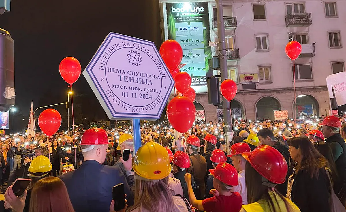 Egyre többen vannak a szabadkai tüntetéseken, a tömeg  a Pátria szálló előtti téren