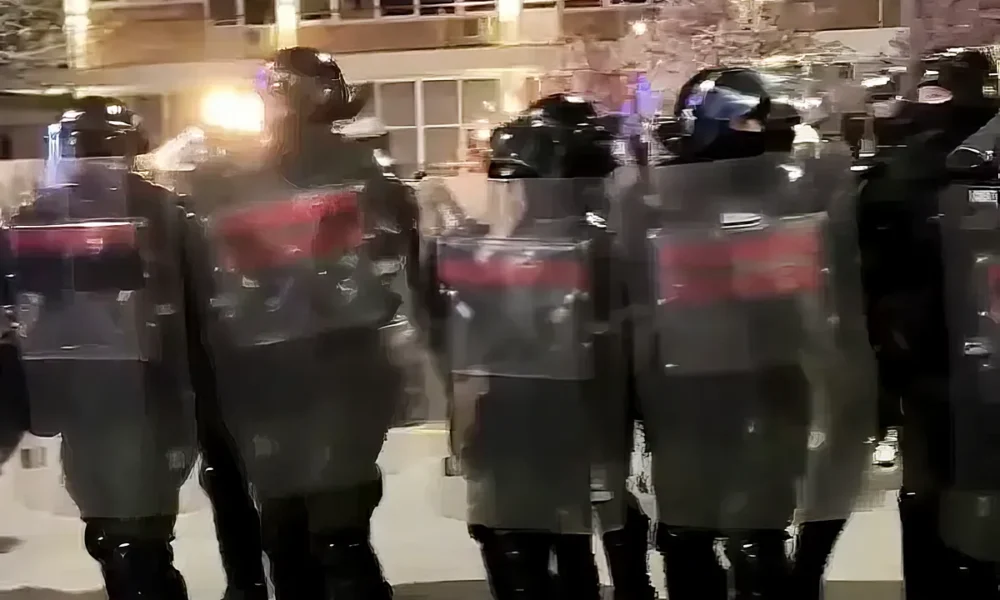 A csendőrök a szerb állami televízió épülete előtt