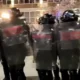 A csendőrök a szerb állami televízió épülete előtt