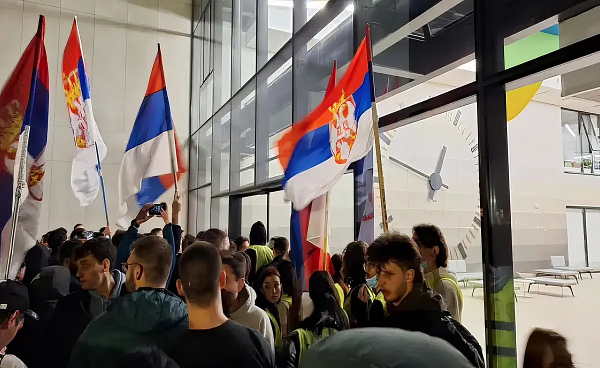 Összecsaptak a diákok és a csendőrök a köztelevízió előtt 2 Az újvidéki egyetemisták a Vajdasági Televízió épülete előtt nem sokkal éjjel egy óra előtt
