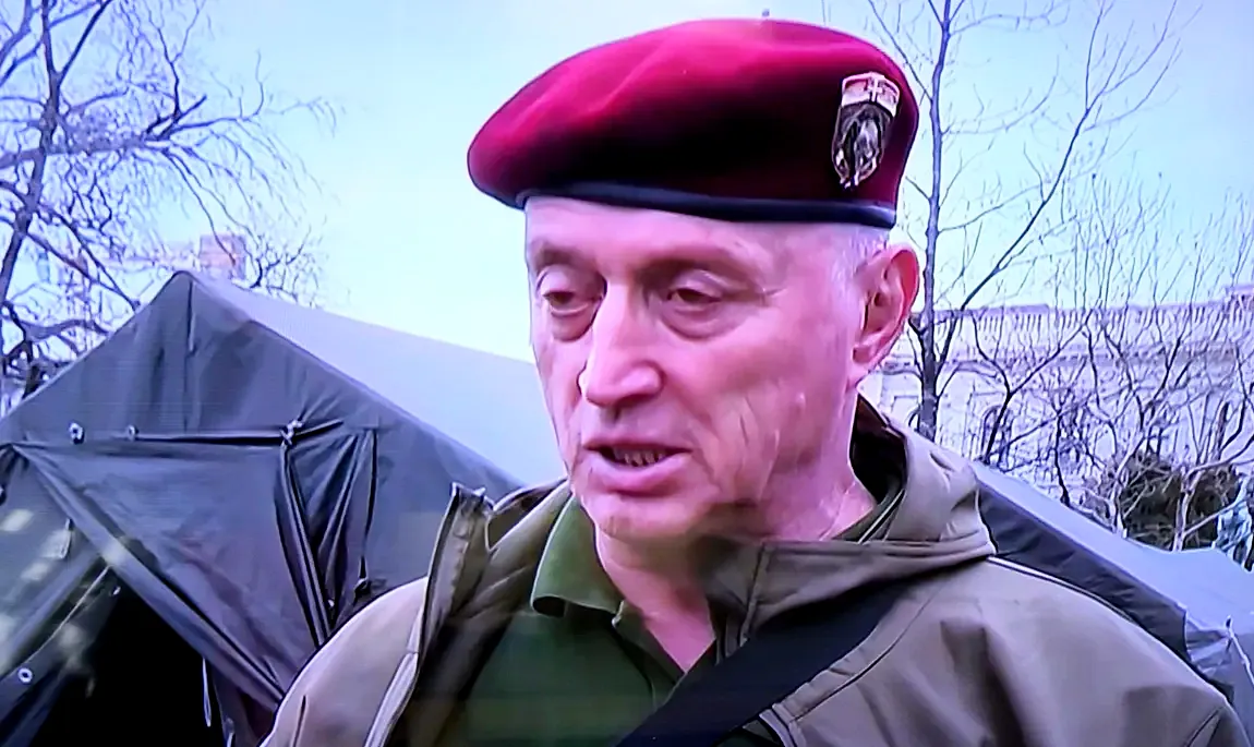 A Vörös Sapkások az Úttörő parkban, ezek Vučić igazi barátai 3 Az a személy, aki bottal támadott a videózókra, Živorad Ivanović, vagyis Žika Crnogorac, a karakter, aki Dragan kapitány leváltása után vezette a Vörössapkát, egy csontváz a kilencvenes évekből, az UDBA-tagja, aki a legutóbbi balkáni háborúk során Boszniában és Horvátországban mészárolt le embereket. Ilyen arcokat vet be a szerb elnök hatalma megtartására