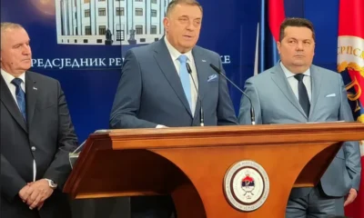 A boszniai szerb hármasfogat, balról Radovan Višković boszniai szerb miniszterelnök, jobbról Nenad Stevandić boszniai szerb házelnök