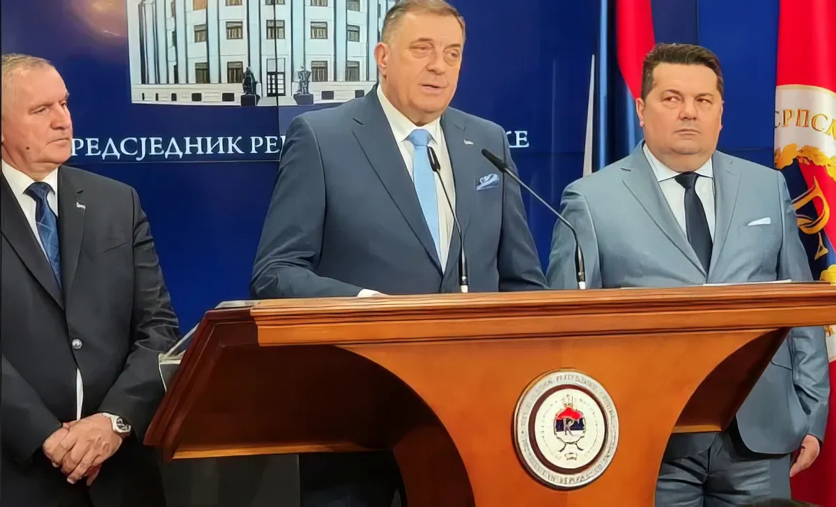 A boszniai szerb hármasfogat, balról Radovan Višković boszniai szerb miniszterelnök, jobbról Nenad Stevandić boszniai szerb házelnök