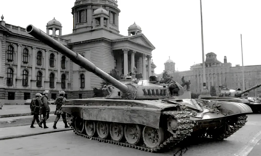 Volt már rá példa: a "nagy előd" 1991. március 9-én tankokat vezényelt a belgrádi utcákra, előbb átgázolt Belgrádon, hogy aztán nekimenjen Vukovárnak