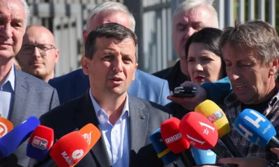 A képviselő délelőtti sajtótájékoztatóján azt mondta, hogy ez tiszta fasizmus, és hogy sajnálja a feleségét és az édesanyját, akik az átélt megrázkódtatások miatt kórházba kerültek