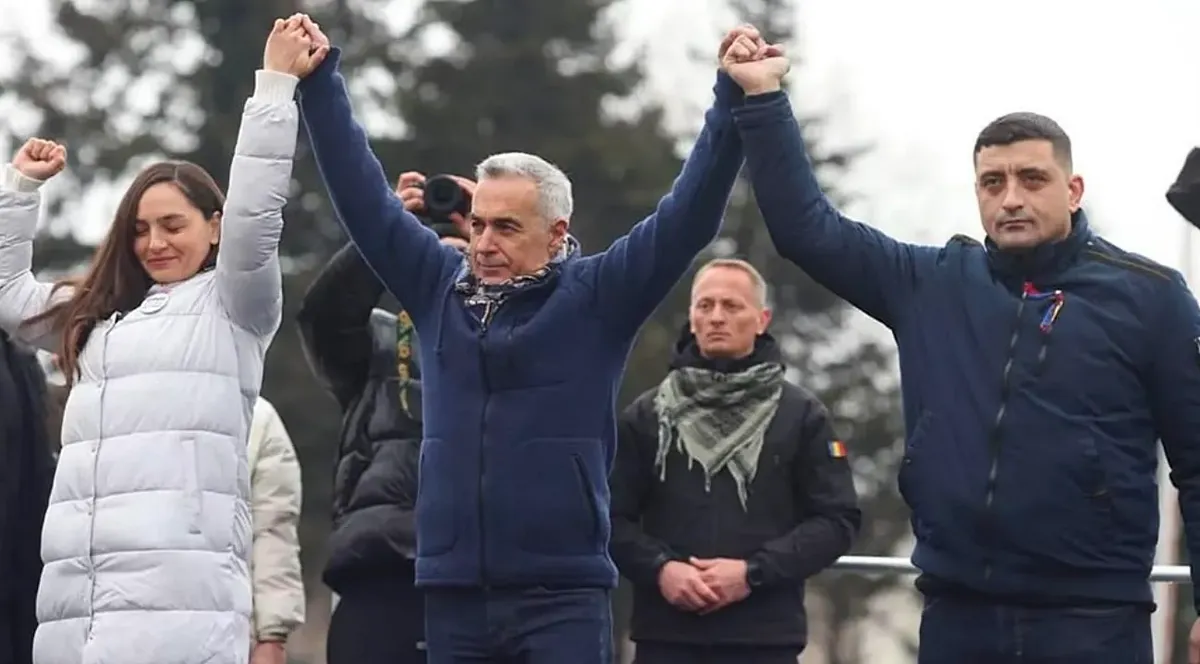 A jobboldal minden meghatározó szereplője Călin Georgescuból indul ki, hol pozitív, hol negatív értelemben, George Simion és Anamaria Gavrilă a végleg kitiltott elnökjelölt társaságában
