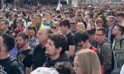 Embertömegek hömpölyögnek Belgrád központja felé