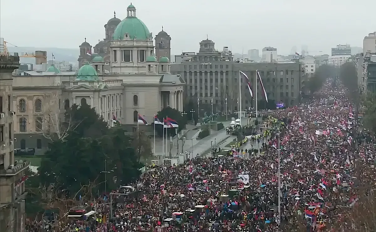 A parlament előtti térről a tüntetők átvonulnak a Slavijához, de valószínűleg nem fognak beférni a térre. Belgrádban valószínűleg nincs akkor tér, amely képes lenni ennyi embert befogadni