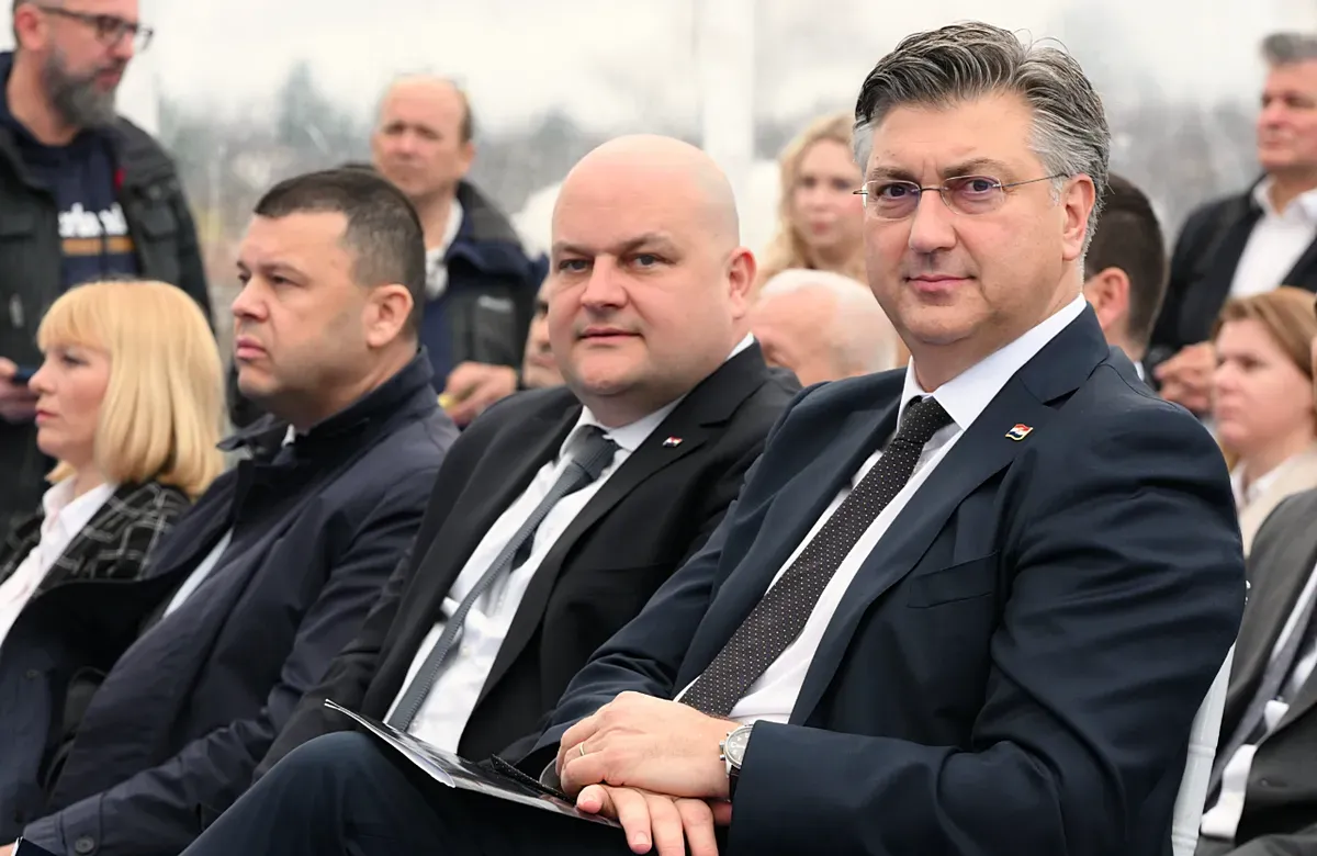 Andrej Plenkovic pénteken még dolgozott, gázoskodott egy kicsit, mint alább az olvasható