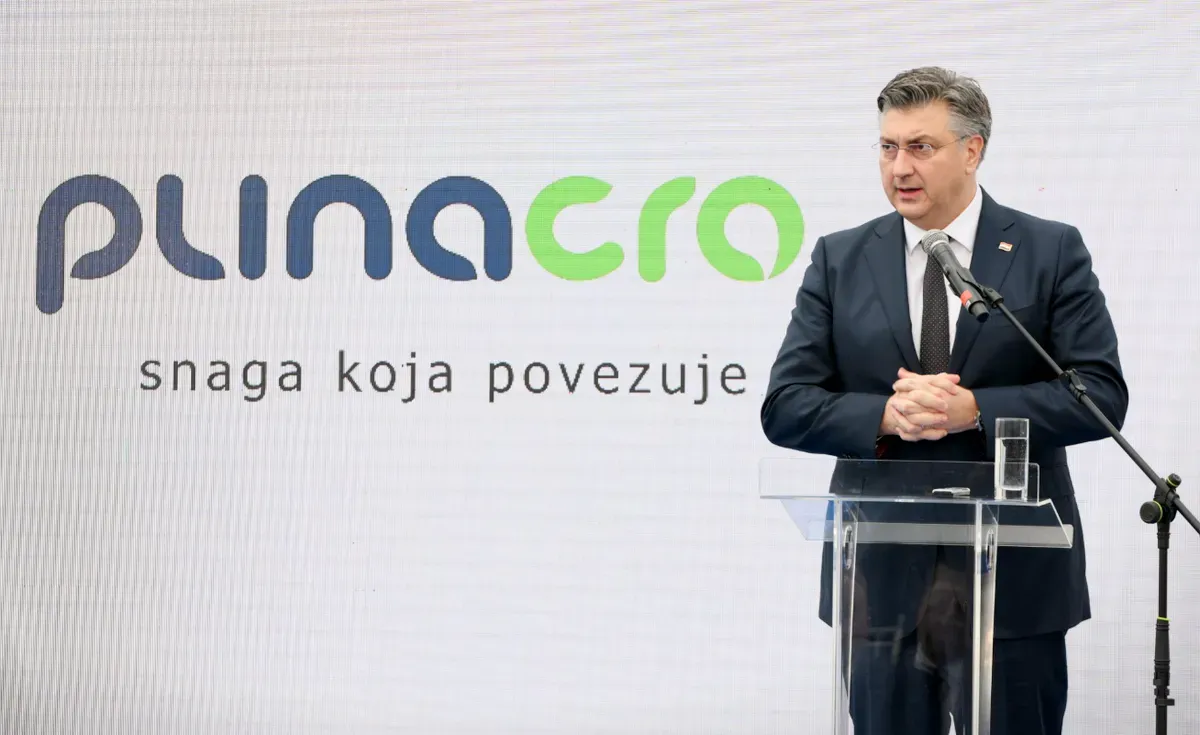 Plenkovic hangsúlyozta, hogy a projekt megvalósítása lehetővé teszi a Plinacro gázszállító rendszer kapacitásának növelését 2,9 milliárdról 3,4 milliárd köbméteres műszaki kapacitásra