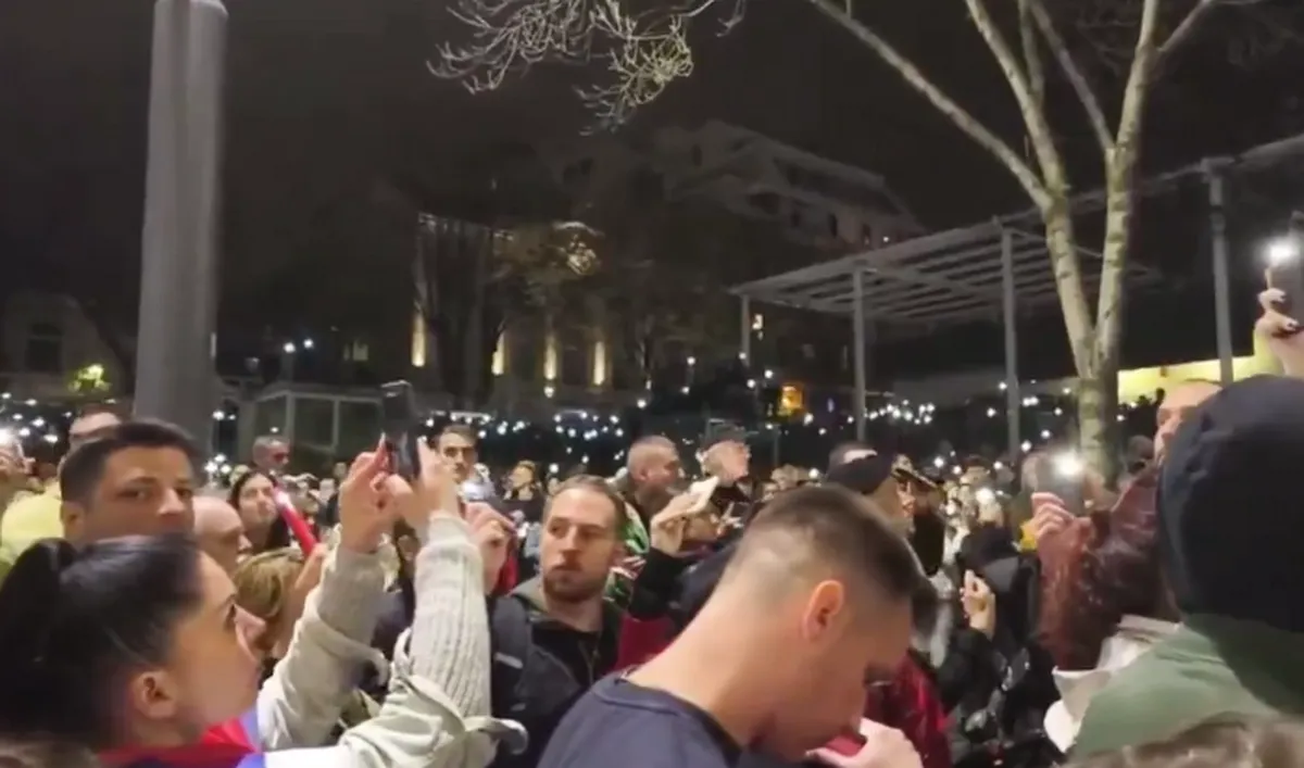 A belügyminisztérium, a védelmi minisztérium és az államfő, Aleksandar Vučić is tagad, sőt, szemen szedett hazugságnak nevezte, hogy hangágyút használtak volna
