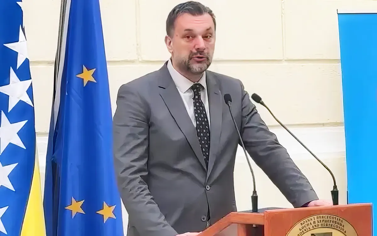A bosznia-hercegovinai külügyminiszter mai szarajevói sajtóértekezletén úgy nyilatkozott, hogy a bosznia-hercegovinai intézményrendszer - mindenekelőtt az igazságszolgáltatás, a fegyveres erők és a rendőrség - könnyedén leszámolnak Dodikkal és a környezetével, ha a legrosszabb forgatókönyv érvényesül