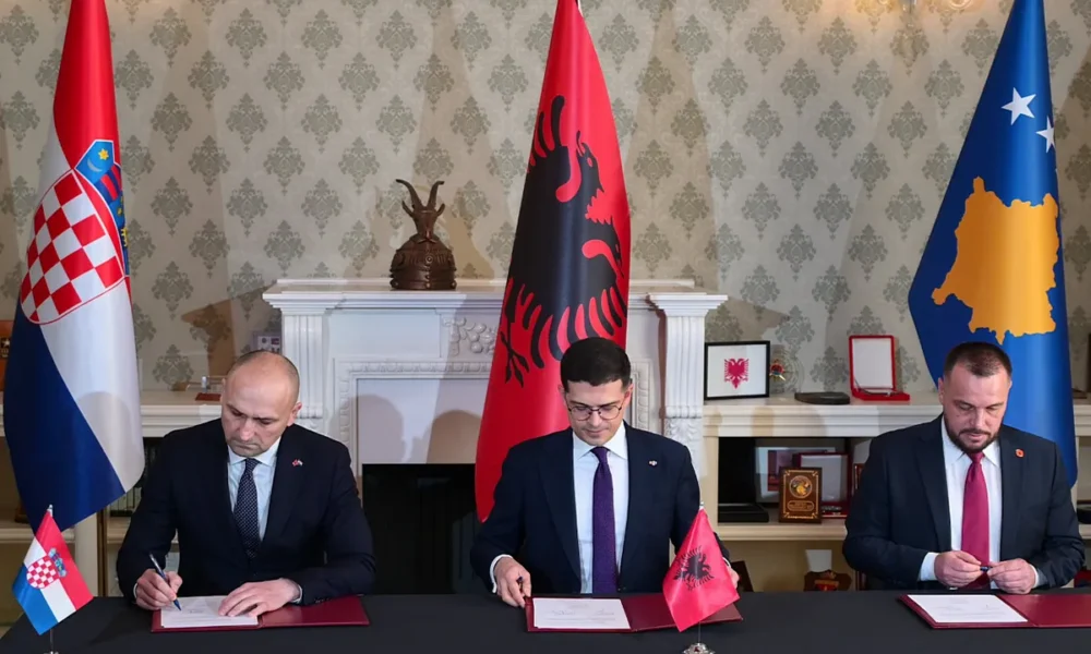 Szerbia bekerítése, a horvát Ivan Anušić, az albán Pirro Vengu és a koszovói Ejup Maqedonci nyilatkozatot írt alá a háromoldalú (katonai) együttműködés megerősítéséről