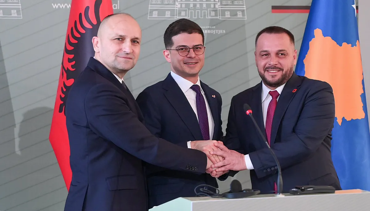 Férfias és harcias kézfogó a három védelmi  miniszter között