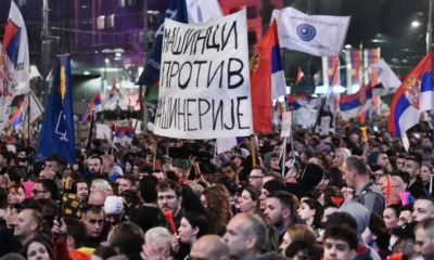 A március 15-i tüntetés résztvevői. a transzparens felirata: gépészek a gépezet ellen