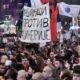 A március 15-i tüntetés résztvevői. a transzparens felirata: gépészek a gépezet ellen