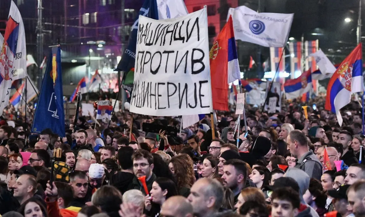A március 15-i tüntetés résztvevői. a transzparens felirata: gépészek a gépezet ellen