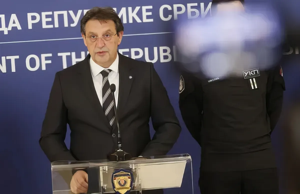 Magyar-szerb katonai szövetség? Remélem, nem 3 Bratislav Gašić szerb védelmi miniszter, mögötte a bűnügyi rendőrség egyik képviselője, akinek az arcát "fényágyúval" kitakarta a Blic