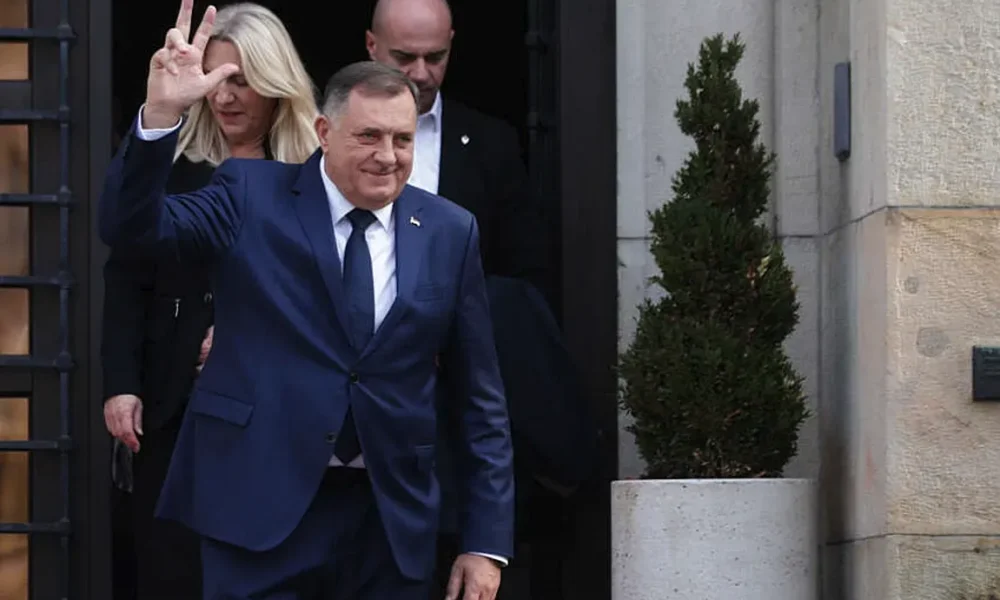 Dodik szerbesen, a három ujj felemelésével köszön, ami a Szentháromság jelképe. Már a délszláv háborúk idején is használták, ezért más balkáni népcsoportok számára sok esetben provokatív vagy ellenséges gesztusnak számít