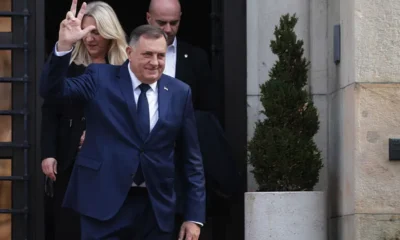 Dodik szerbesen, a három ujj felemelésével köszön, ami a Szentháromság jelképe. Már a délszláv háborúk idején is használták, ezért más balkáni népcsoportok számára sok esetben provokatív vagy ellenséges gesztusnak számít