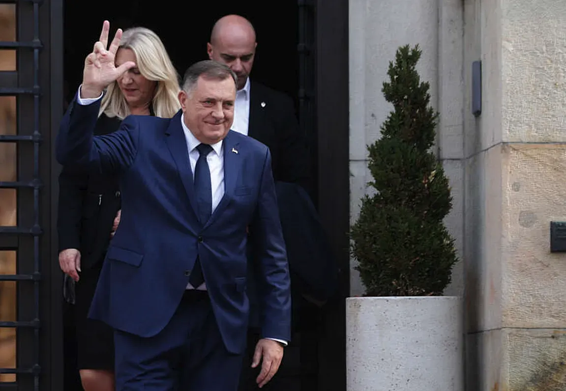 Dodik szerbesen, a három ujj felemelésével köszön, ami a Szentháromság jelképe. Már a délszláv háborúk idején is használták, ezért más balkáni népcsoportok számára sok esetben provokatív vagy ellenséges gesztusnak számít