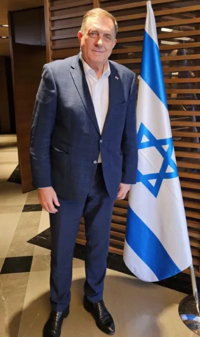 Nemzetközi körözést kértek Dodik ellen – Szerbia tiltakozik 2 Milorad Dodik az izraeli zászlóval pózol. Szoktatja magát a gondolathoz?