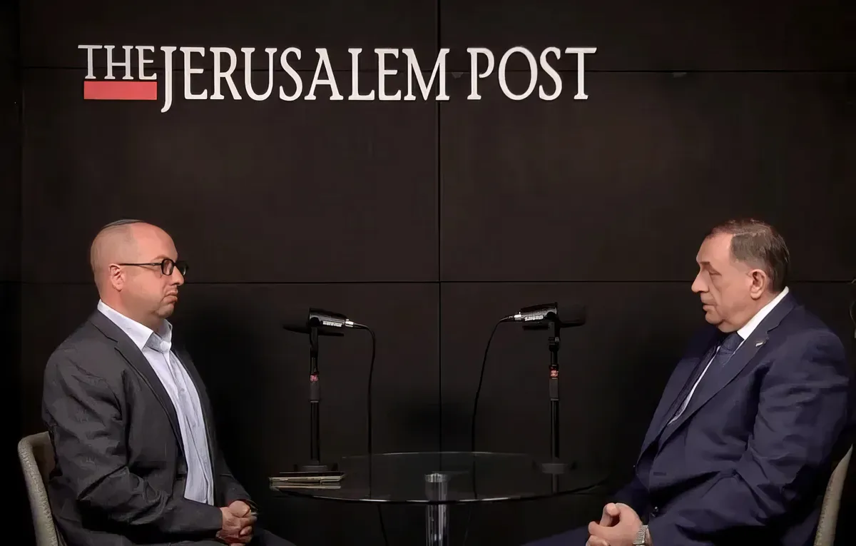 Dodik saját kérésére adott interjút a Jerusalem Postnak, a boszniai szerb elnök munkatársai ugyanis az izraeli út előtt azzal keresték meg a szerkesztőséget, hogy a boszniai főszerb közvetlenül az izraeliekhez és a tágabb zsidó világhoz akar szólni