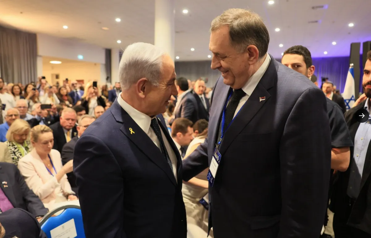 Dodik a csúcstalálkozó végéig maradt, még Benjamin Netanjahu izraeli miniszterelnökkel is lefotózták