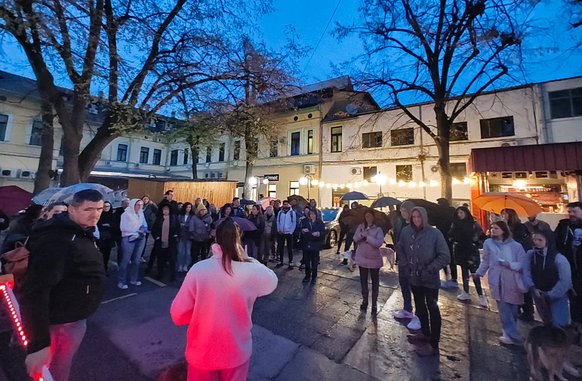 Az eső sem mosta el: népi gyűlés (lakossági fórum) Újvidék belvárosában