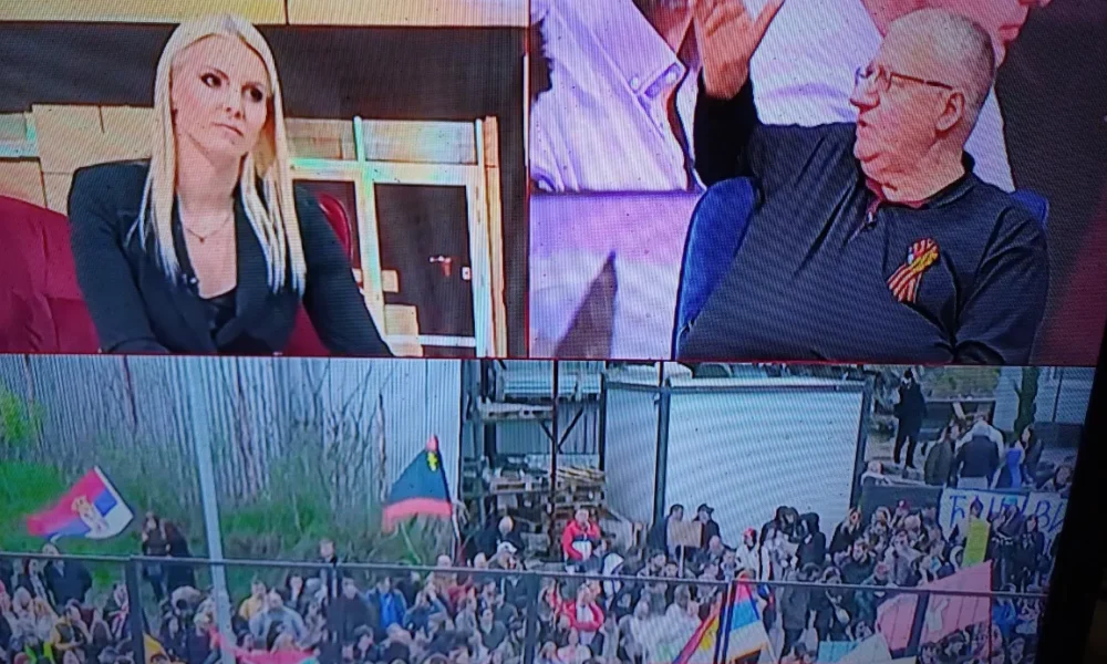 A folyamatosan az orosz Szent György-szalaggal virító szerb radikális vezető, azt állította, hogy pisztoly van nála, és szükség esetén használni is fogja a "csőcselék", vagyis a diákok ellen