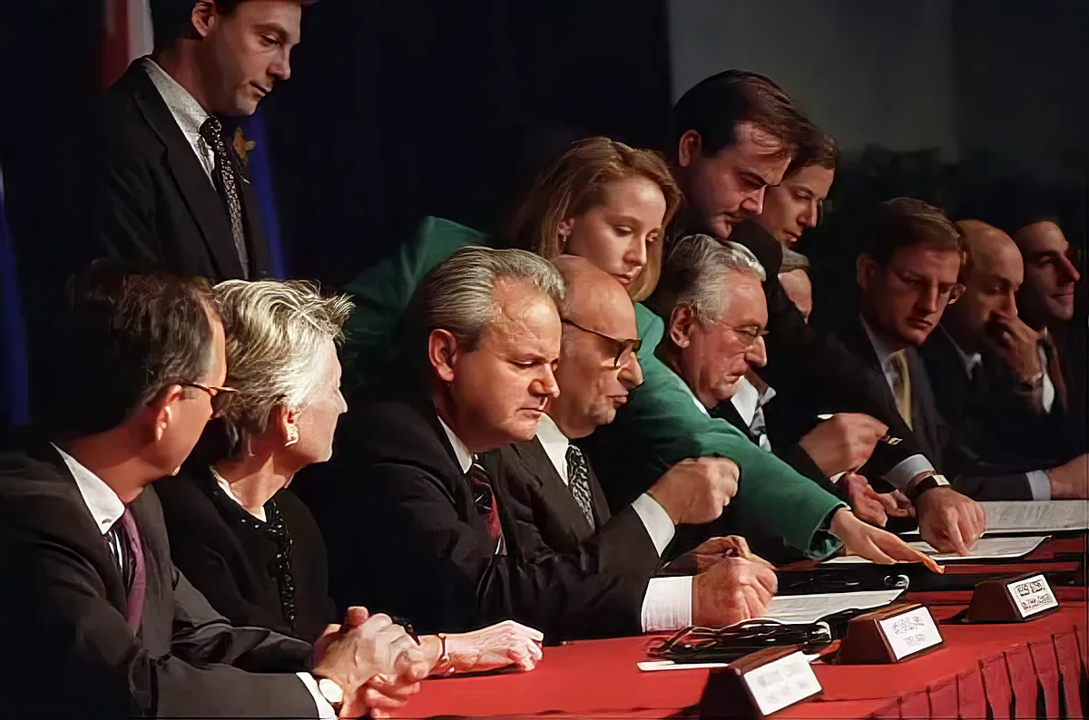 Balról jobbról haladva Slobodan Milošević, Alija Izetbegović és Franjo Tuđman a Daytoni Békemegállapodás előzetes aláírásán a daytoni Wright-Patterson légitámaszponton 1995. november 21-én