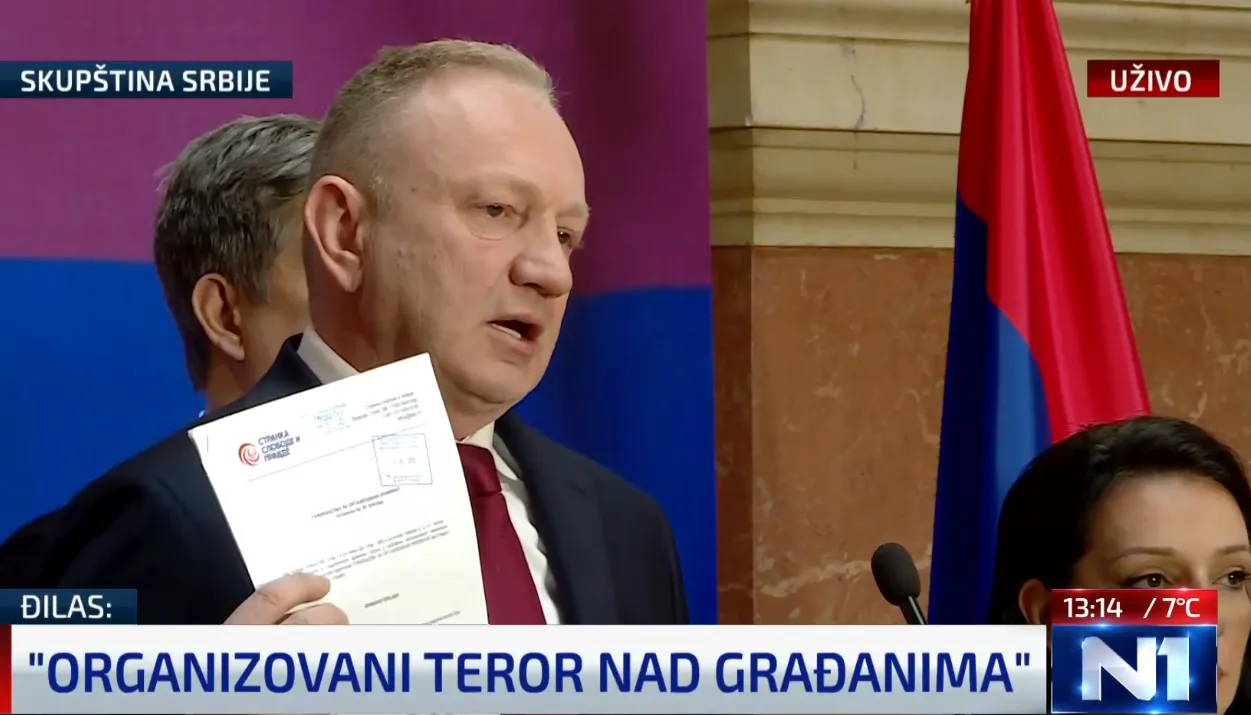 Terrorizmus miatt feljelentették a szerb elnököt és a Szerb Haladó Pártot 5 Dragan Đilas a szerb elnök és a Szerb Haladó Párt elleni feljelentést mutatja a szerbiai parlamentben