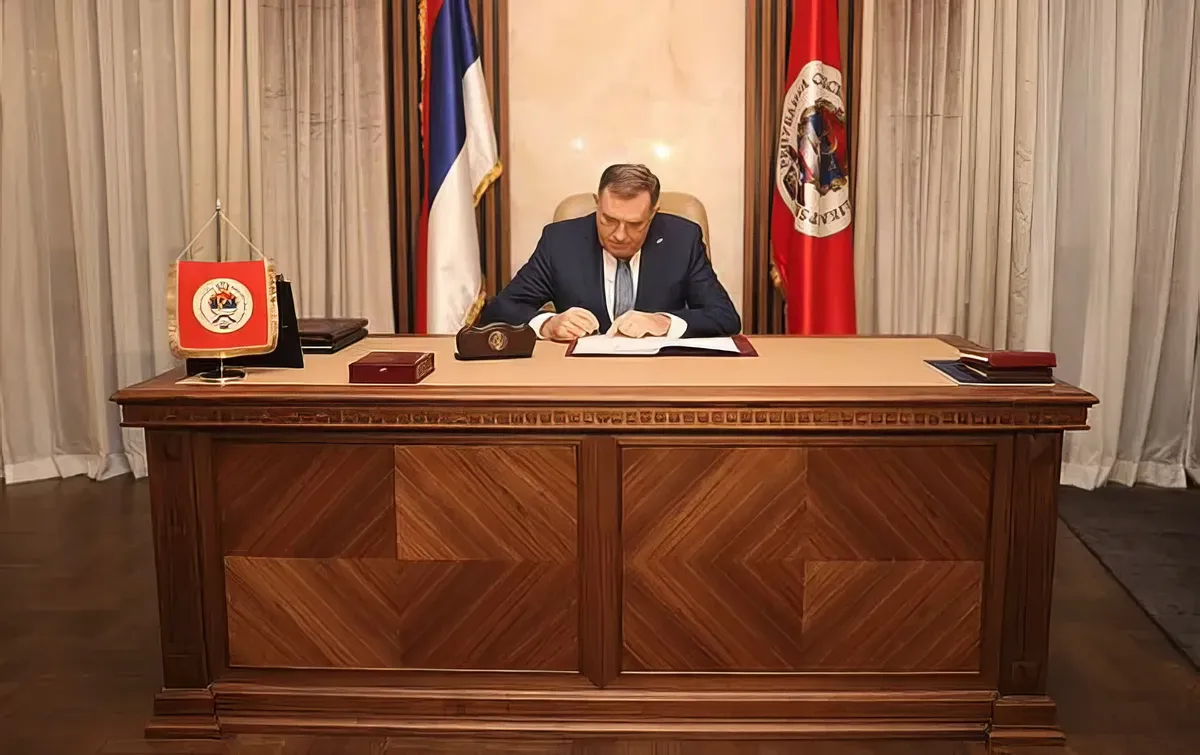 Christian Schmidt és a boszniai jogi vákuum 6 Dodik aláírta a rendeleteket, és szerb értelmezés szerint ezzel visszaállította a Szerb Köztársaságnak a daytoni békeszerződésben garantált jogait, ma megy Vučićhoz tárgyalni