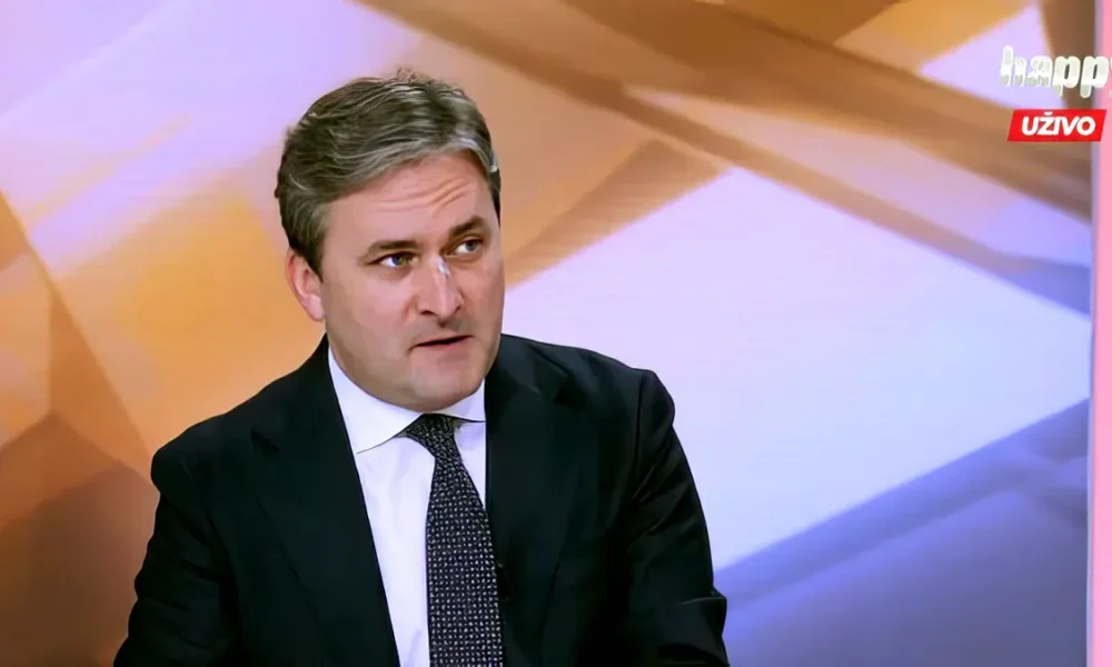 Nikola Selaković kulturális miniszter ma reggel már ragtapasszal az orrán jelent meg a Happy televízióban, az első tévészereplés alkalmával a szerb állami televízióban még nem volt "leragasztva"