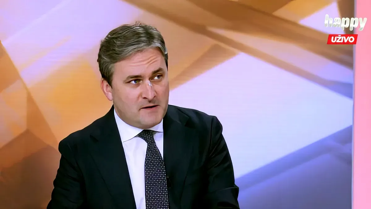 Nikola Selaković kulturális miniszter ma reggel már ragtapasszal az orrán jelent meg a Happy televízióban, az első tévészereplés alkalmával a szerb állami televízióban még nem volt "leragasztva"
