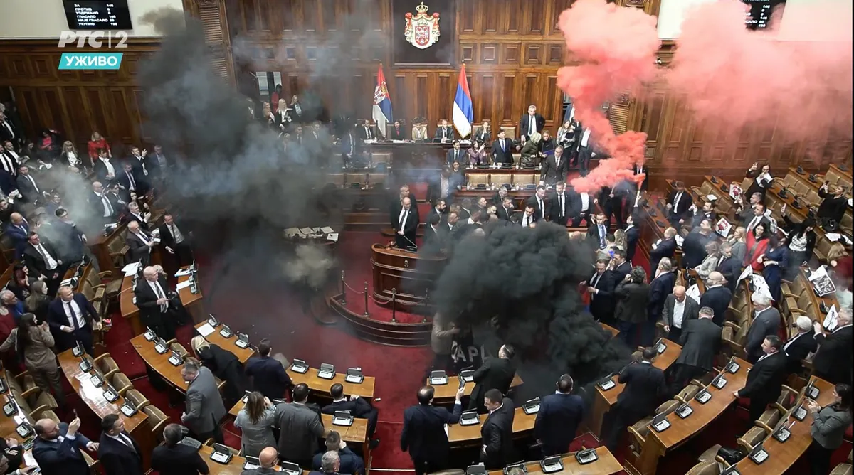 Dulakodás és füstbombák a parlamentben, szélütéssel 4 Színes forradalom helyett fekete-rózsaszín forradalom