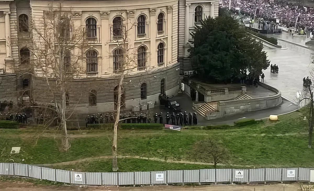 Terrorizmus miatt feljelentették a szerb elnököt és a Szerb Haladó Pártot 3 A két hangágyút az építkezési területet körülvevő kerítés miatt kívülről nem lehetett látni