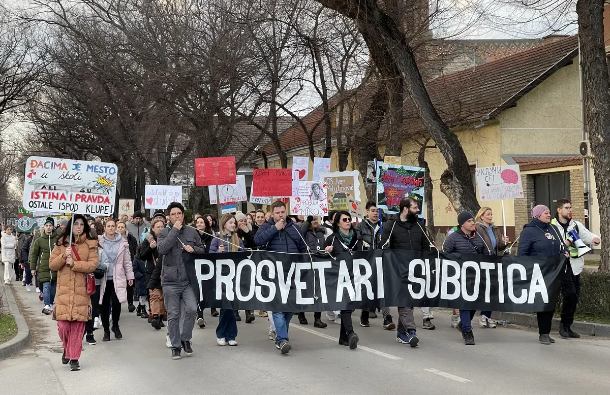 A szabadkai bíróságot „pumpálták” az egyetemisták 2 A szabadkai tanügyesek is utcára vonultak