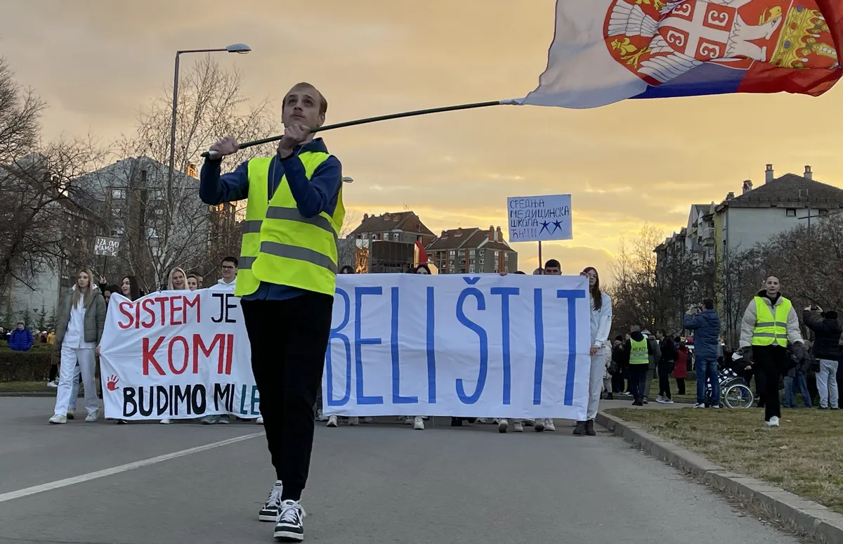 A szabadkai bíróságot „pumpálták” az egyetemisták 3 A rendszer kómában van, legyünk mi az orvosság - üzenik a fehér pajzs mögül az orvosok
