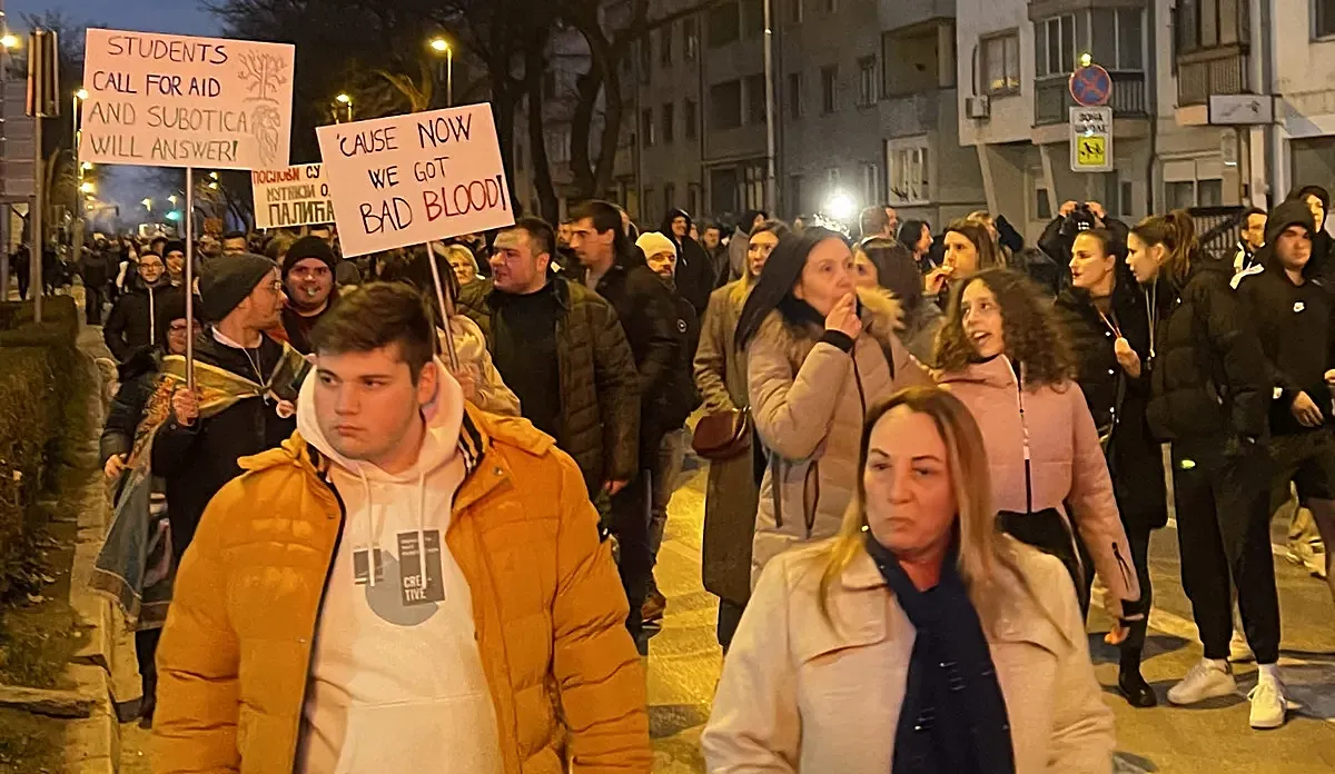 A szabadkai bíróságot „pumpálták” az egyetemisták 4 Vasárnapi tüntetés Szabadkán