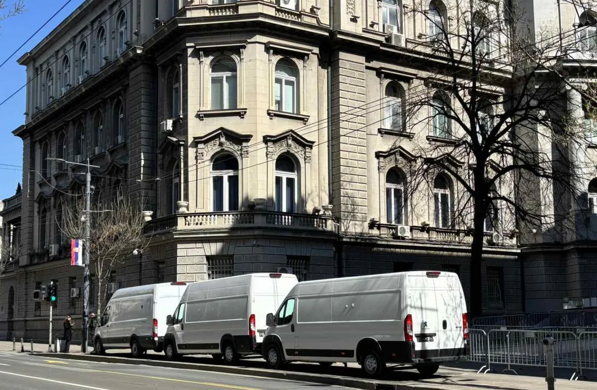 A három fehér furgon rejtélye és a "szombati nagy zúgás" 3 A furgonon még látszanak a régi felirat nyomai