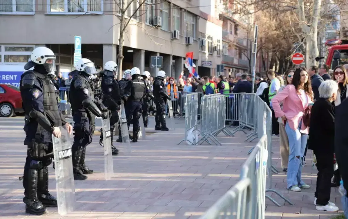 A rezsim tagjai a rendőrség háta mögé bújnak, mint például Nišben is (Forrás: Južne vesti)
