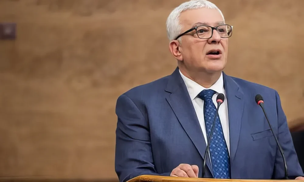 Andrija Mandić parlamenti elnök kezdeményezését a szerb nyelv hivatalossá nyilvánítását