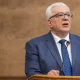 Andrija Mandić parlamenti elnök kezdeményezését a szerb nyelv hivatalossá nyilvánítását