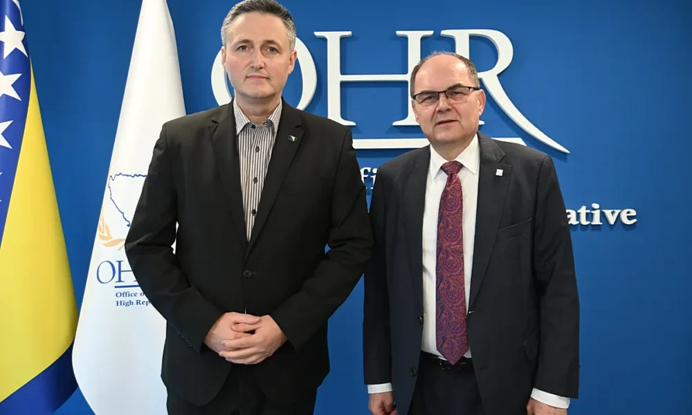 Christian Schmidt főképviselő és Denis Bećirović a bosznia-hercegovinai elnökség bosnyák tagja egyetértett abban, hogy a bosznia-hercegovinai alkotmánybíróság döntése a dodiki törvények felfüggesztéséről döntő lépés volt a helyzet tisztázása és a jogbiztonság biztosítása irányában